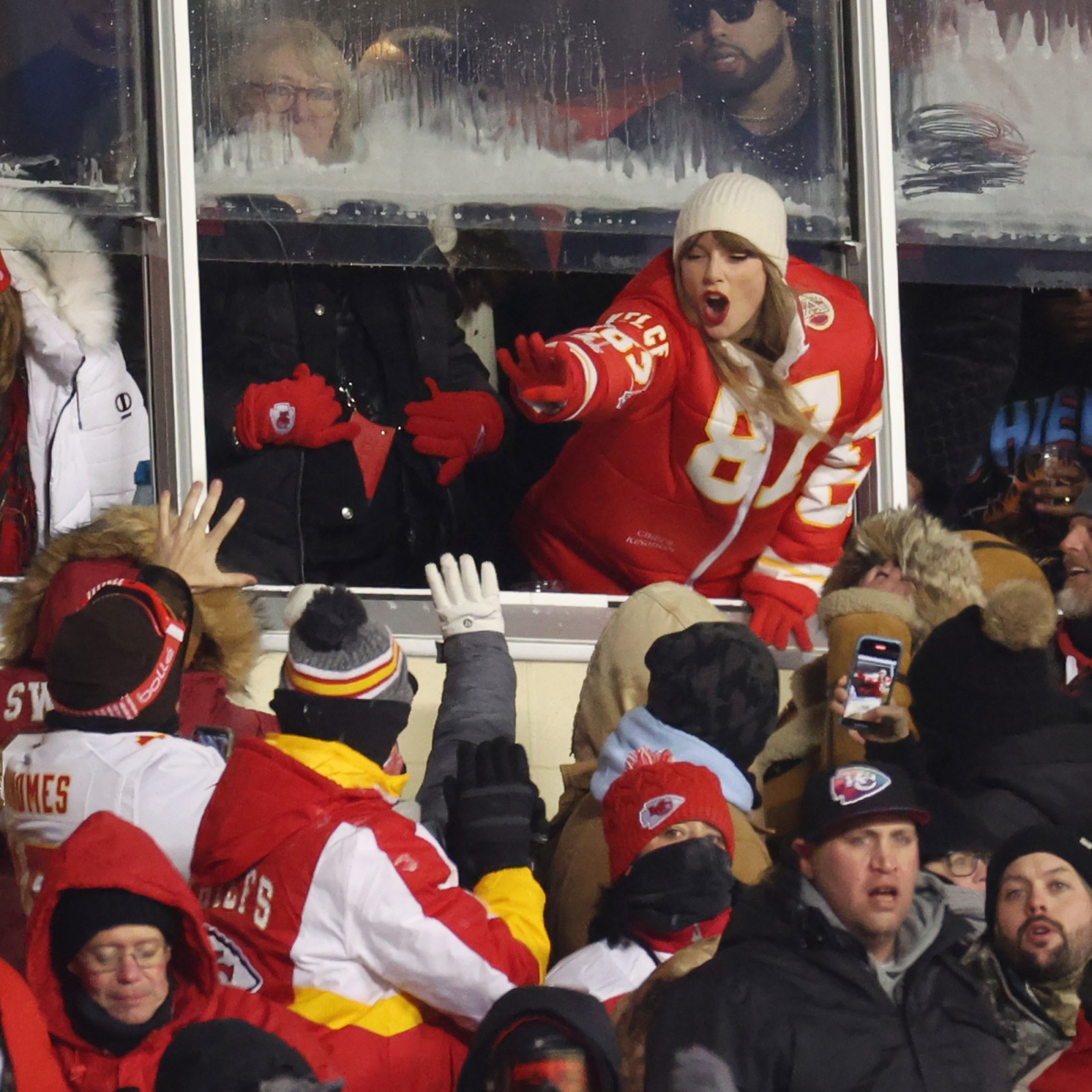Taylor Swift Seen 'Swag Surfin'' at Chiefs Game - Newsweek