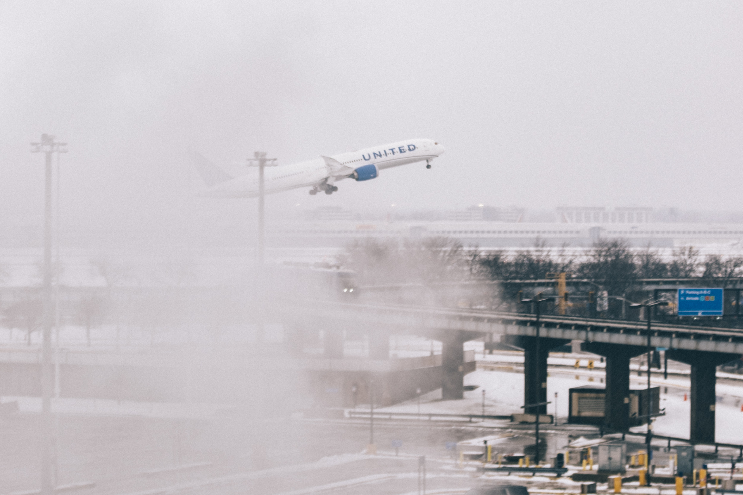 Hundreds of US Flights Canceled Amid Extreme Weather