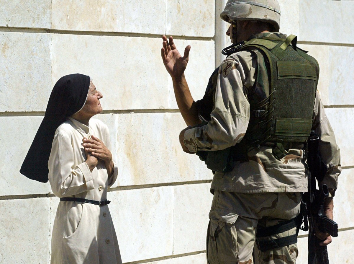 Iraqi nun talks to a US soldier