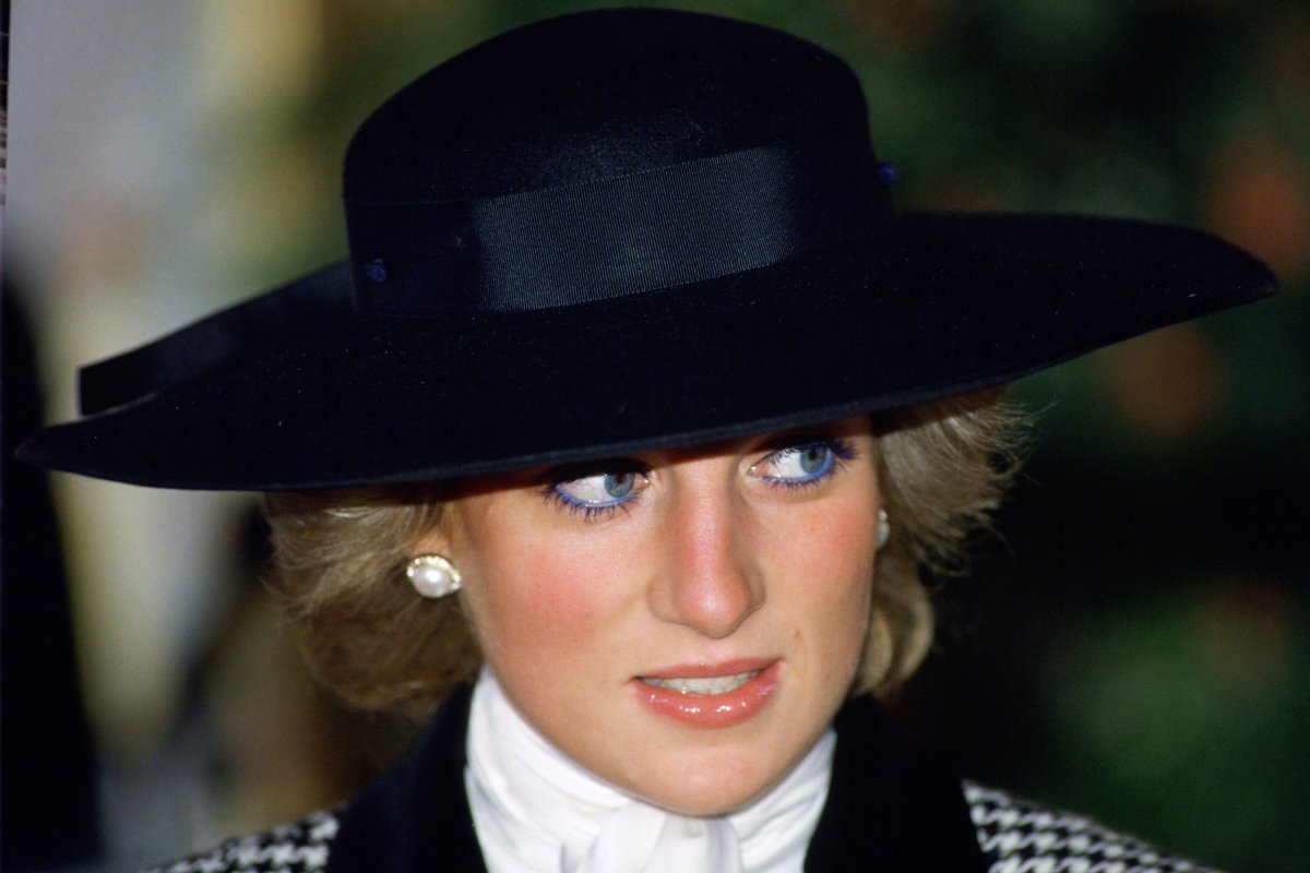 Princess Diana Swamped by Photographers