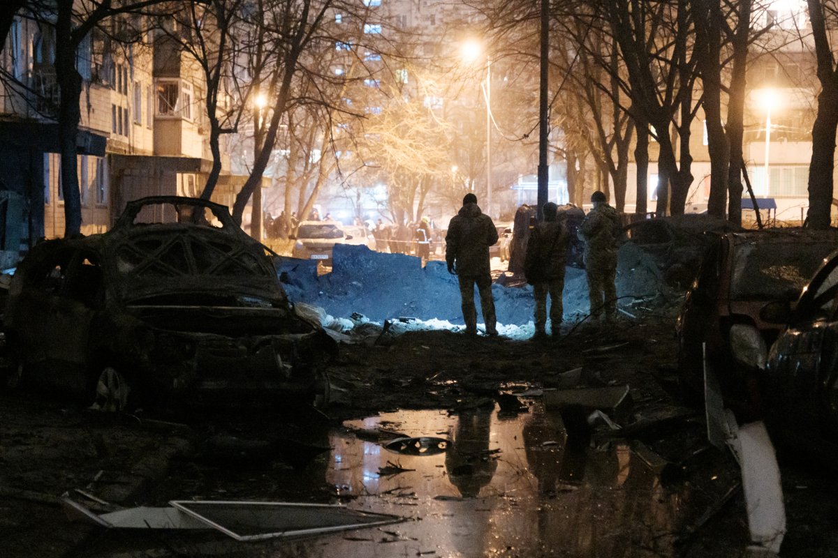 Soldats ukrainiens sur le site d'impact de missiles à Kyiv