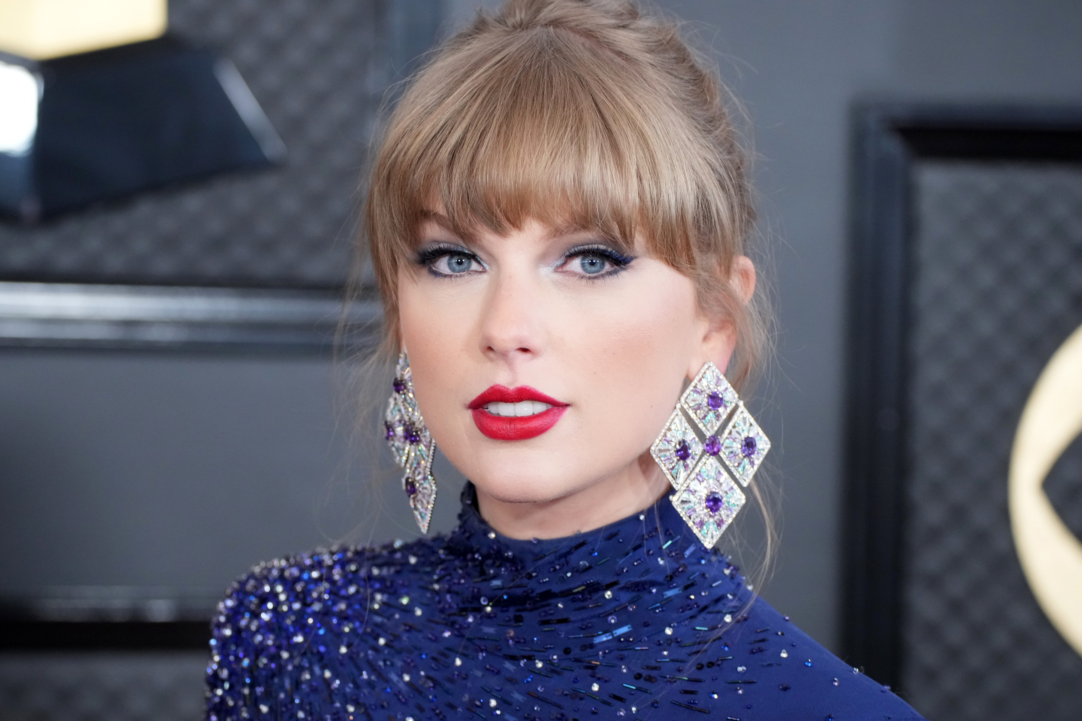 Taylor Swift s Grammys Night Looks Bright Newsweek