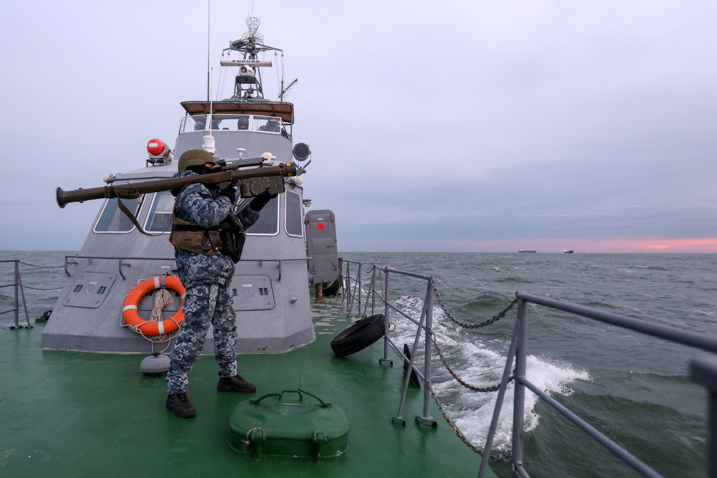 ウクライナ海でのドローン映像で明らかになったロシア軍艦沈没の「罠」