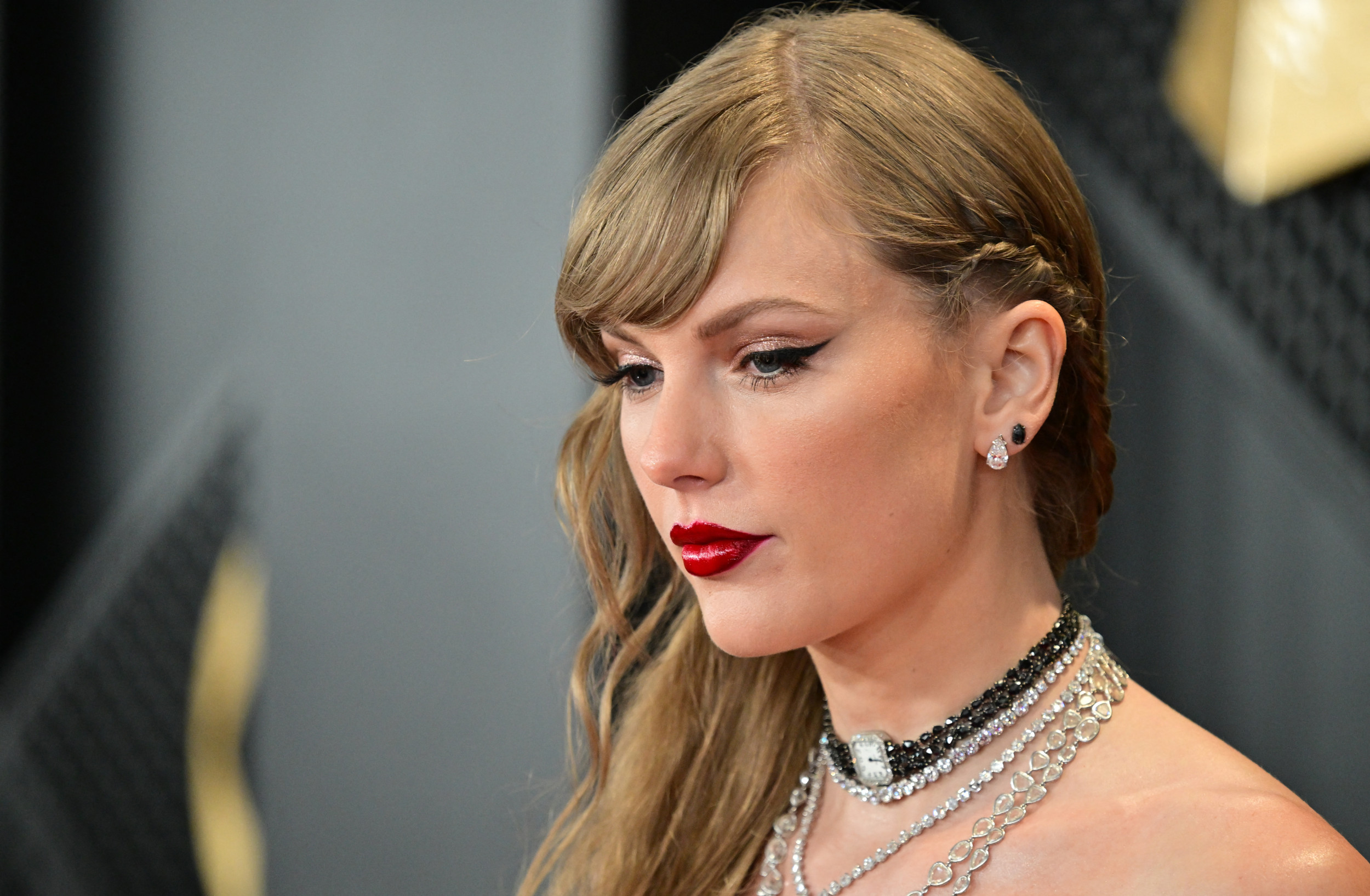 Taylor Swifts Necklace Detail At Grammys Raises Eyebrows Newsweek 7565