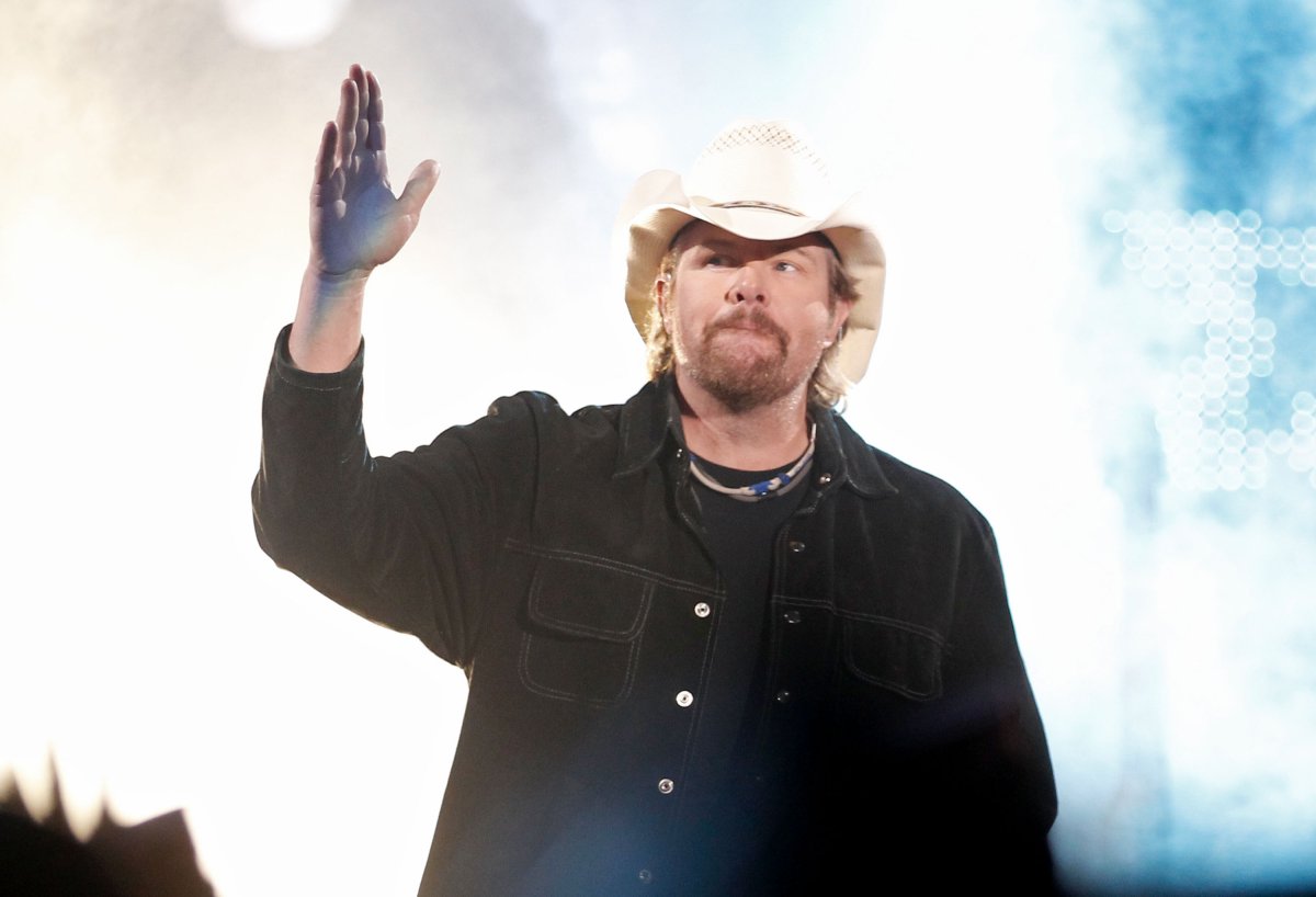 toby keith on stage