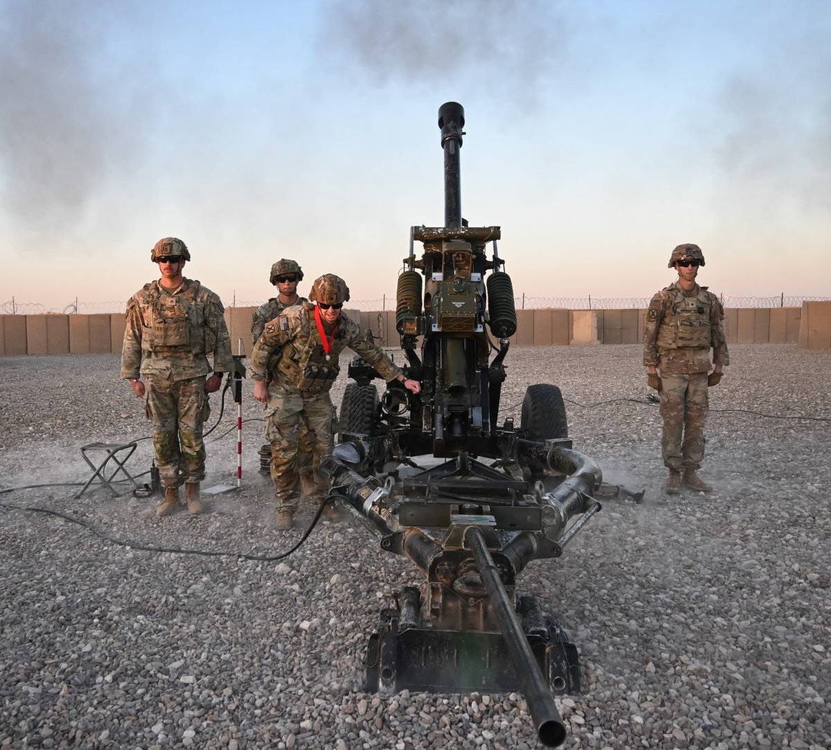 US, soldiers, fire, artillery, in, Iraq