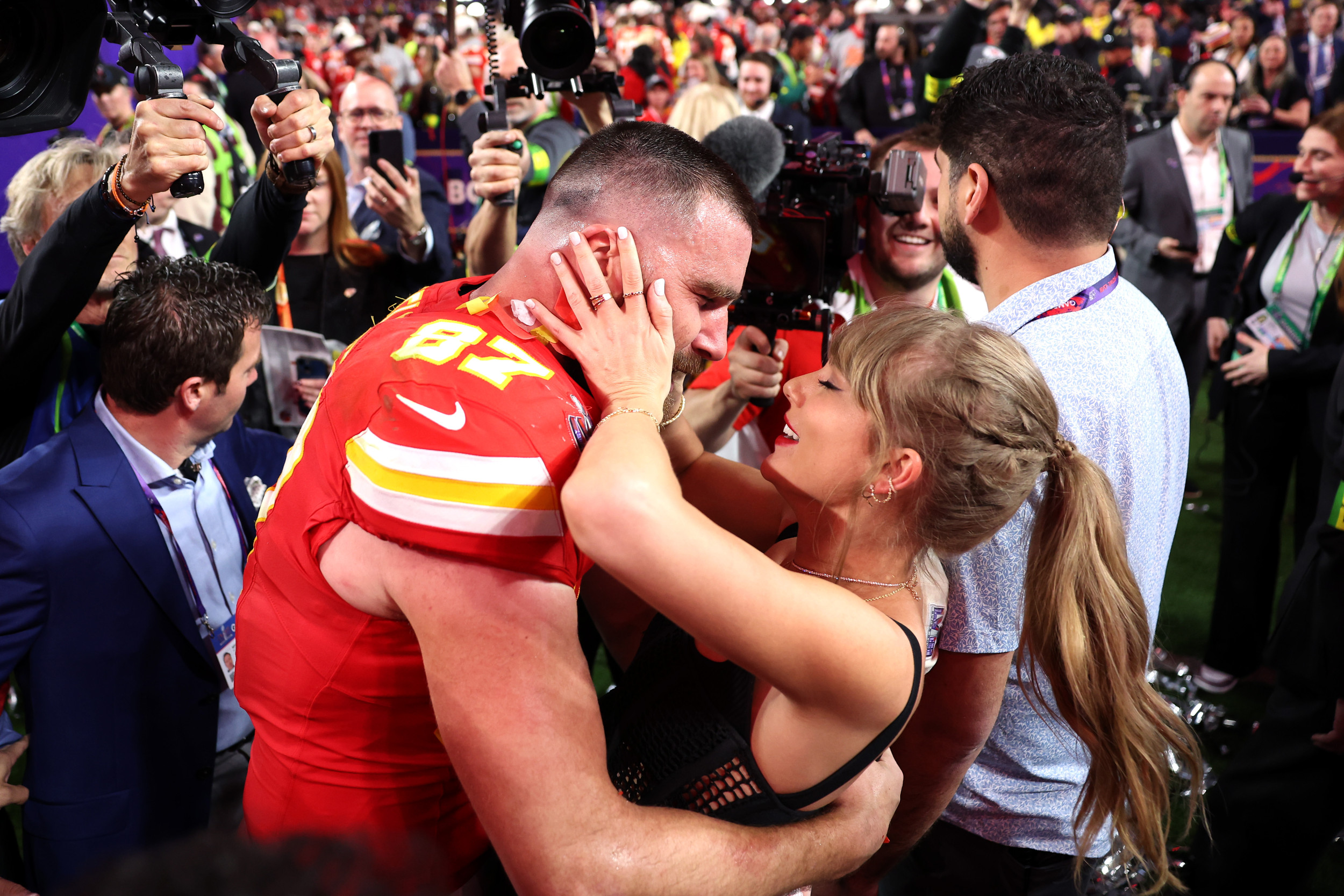 Travis Kelce Taylor Swift s Heartwarming Gesture At Super Bowl 