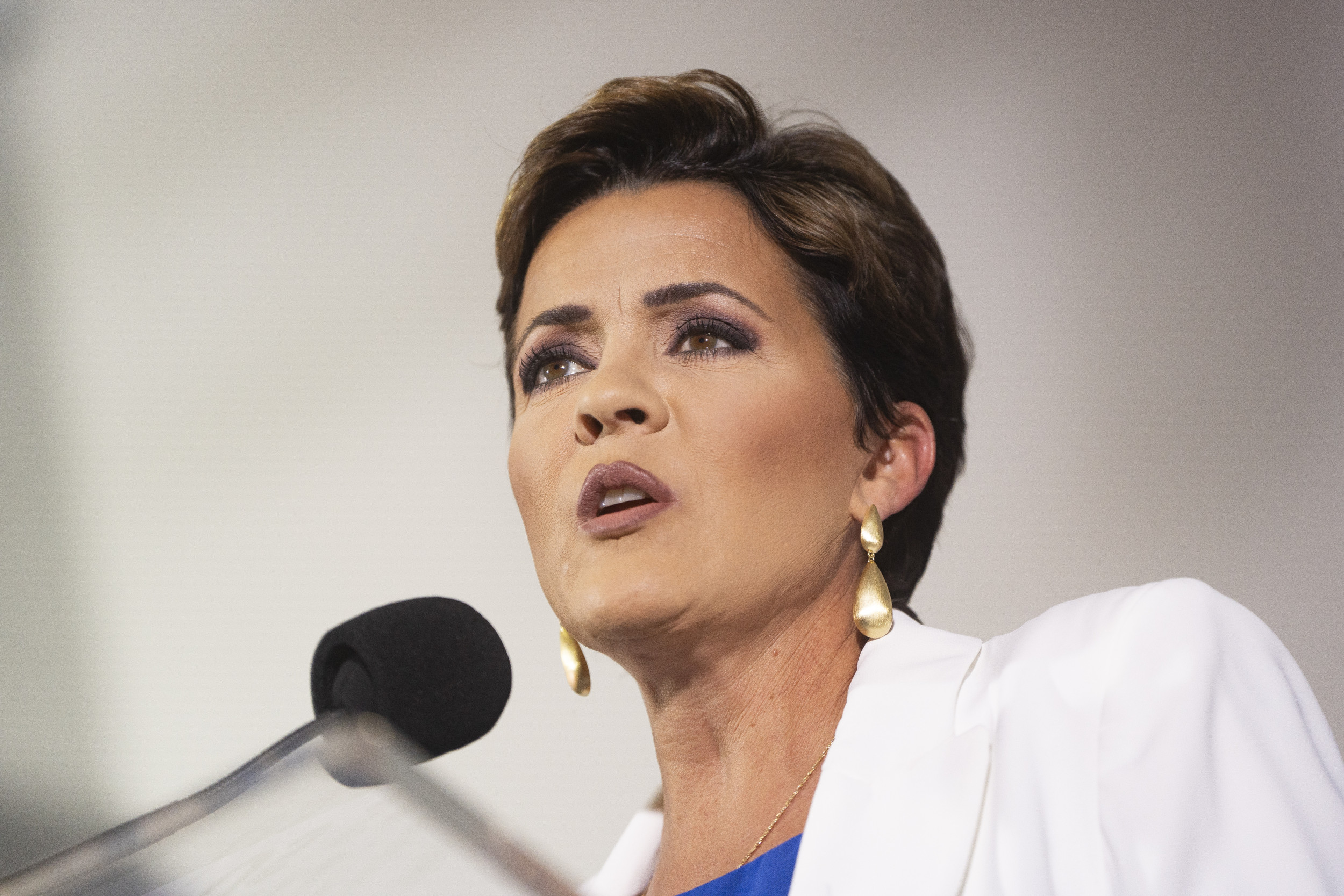 Kari Lake Says Arizona Inundated With Migrants Due to Greg Abbott