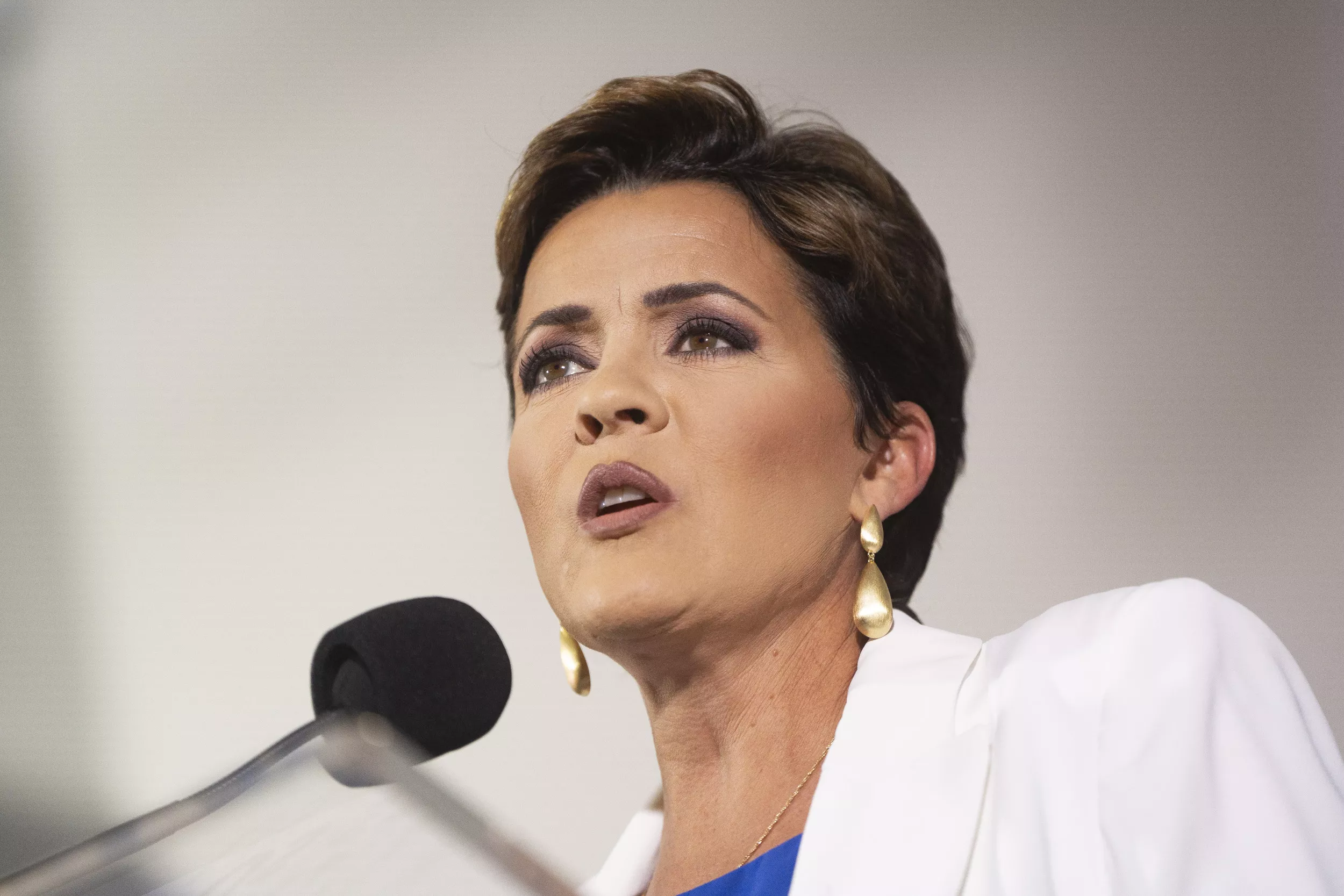 Kari Lake Says Arizona Inundated With Migrants Due to Greg Abbott - Vimarsana News