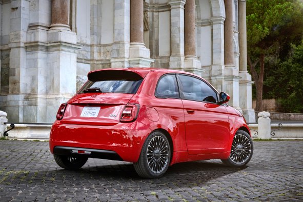 2024 Fiat 500e Review: City Scooting in Style