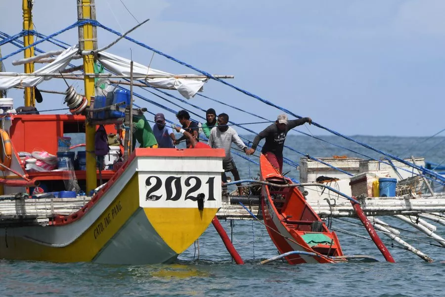Das ist der Anfang vom Ende - Pagina 10 Philipine-fishermen-load-boats