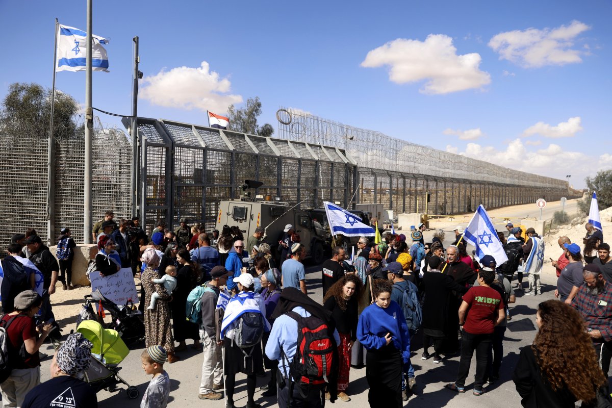 Israel, protesters, block, aid, going, into, Gaza