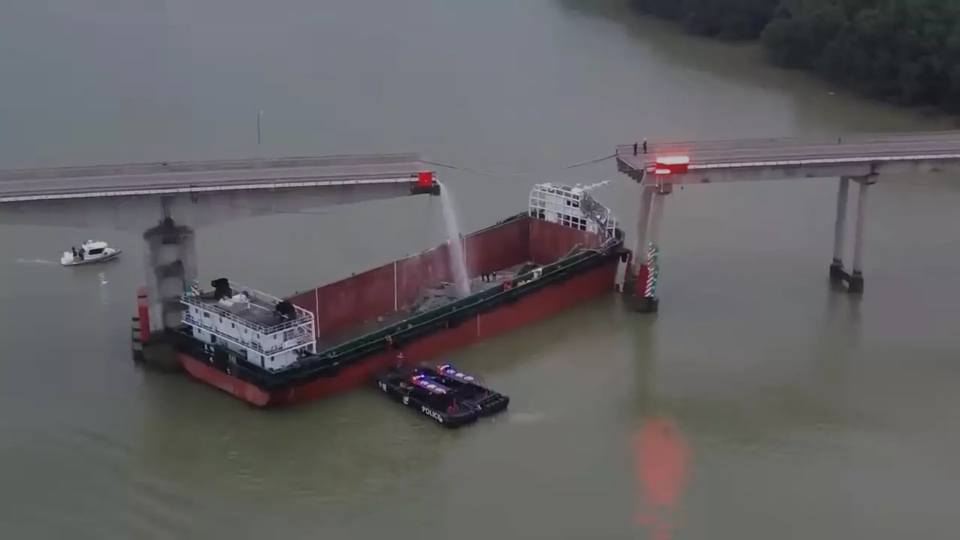 Video Captures Cargo Ship Ramming Bridge Before Fatal Collapse - Vimarsana News