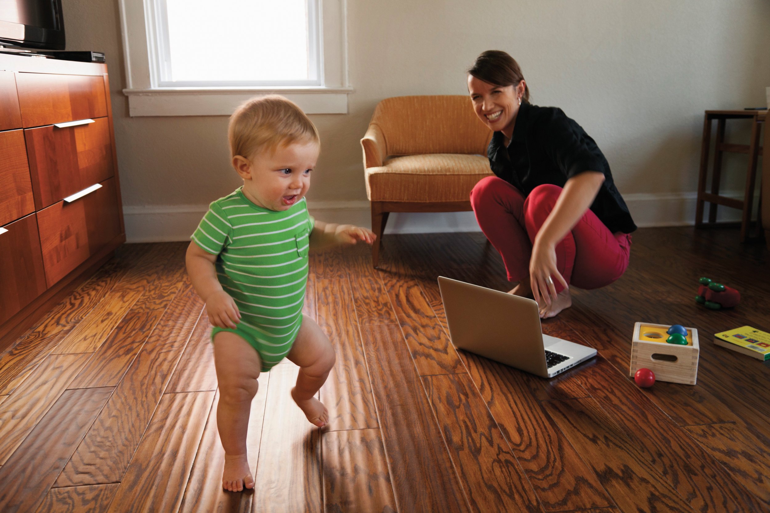 Бэби тв. Are you watching baby. Незапланированный ребенок. Мальчик у телевизора. Дети 1 год фото.