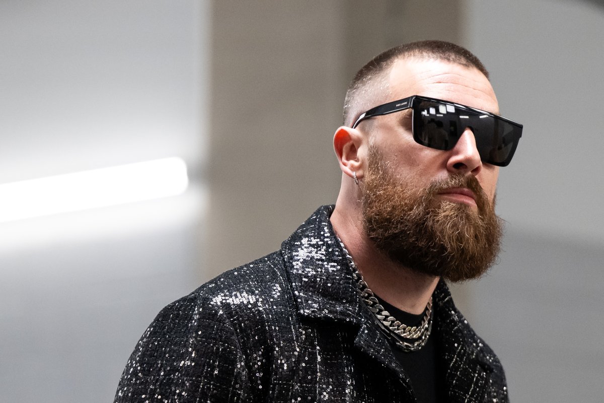 travis kelce in sunglasses