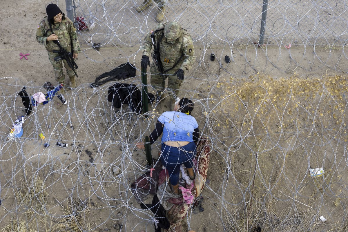 Migrant Jumps Over Texas Border Wall’s Razor Wire in Video