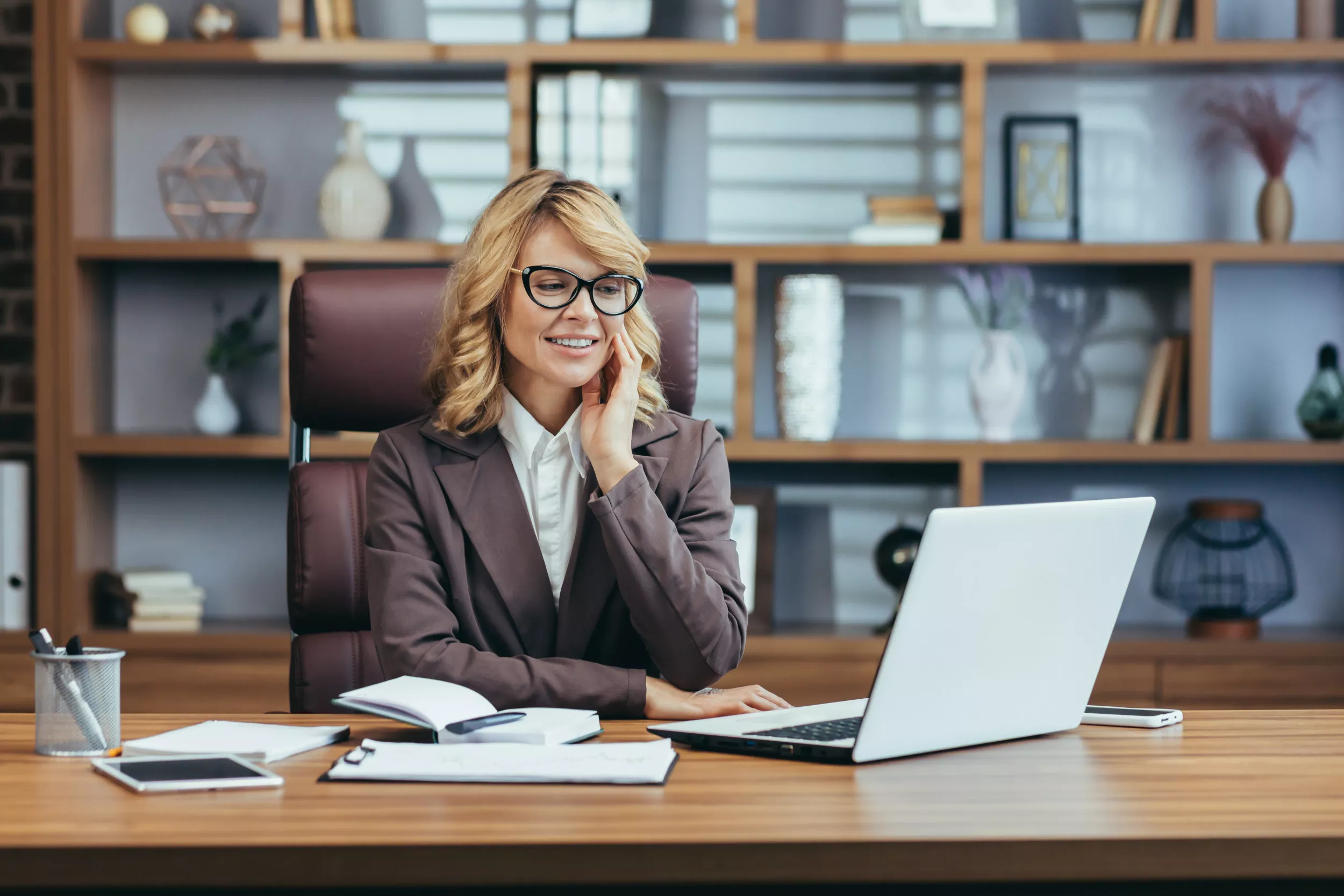 Woman Reveals 'Unofficial Assistant' in High-Flying Executive Job - Vimarsana News