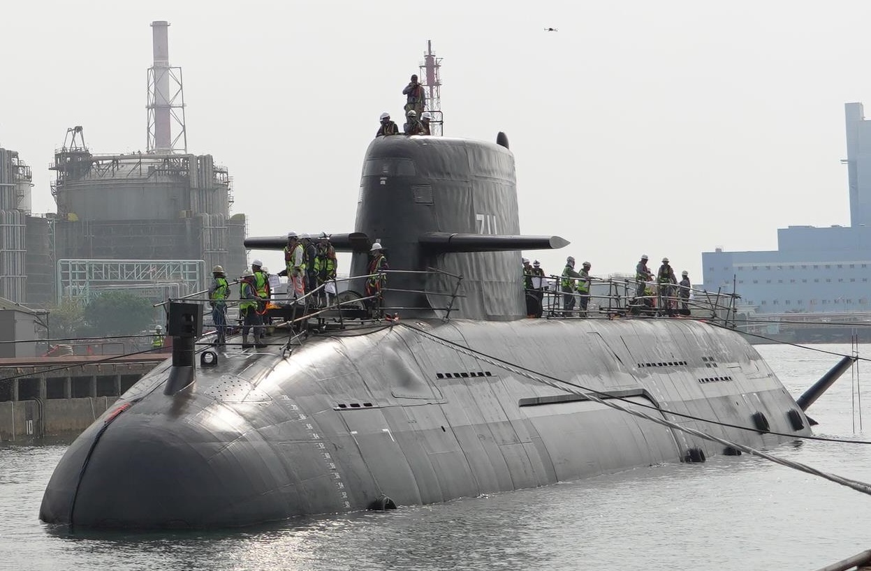 Taiwan's "Hai Kun" submarine seen on water for first time