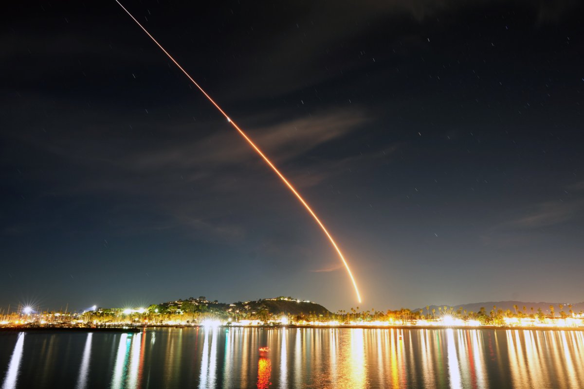 Falcon 9 Carries Starlink Satellites Into Orbit