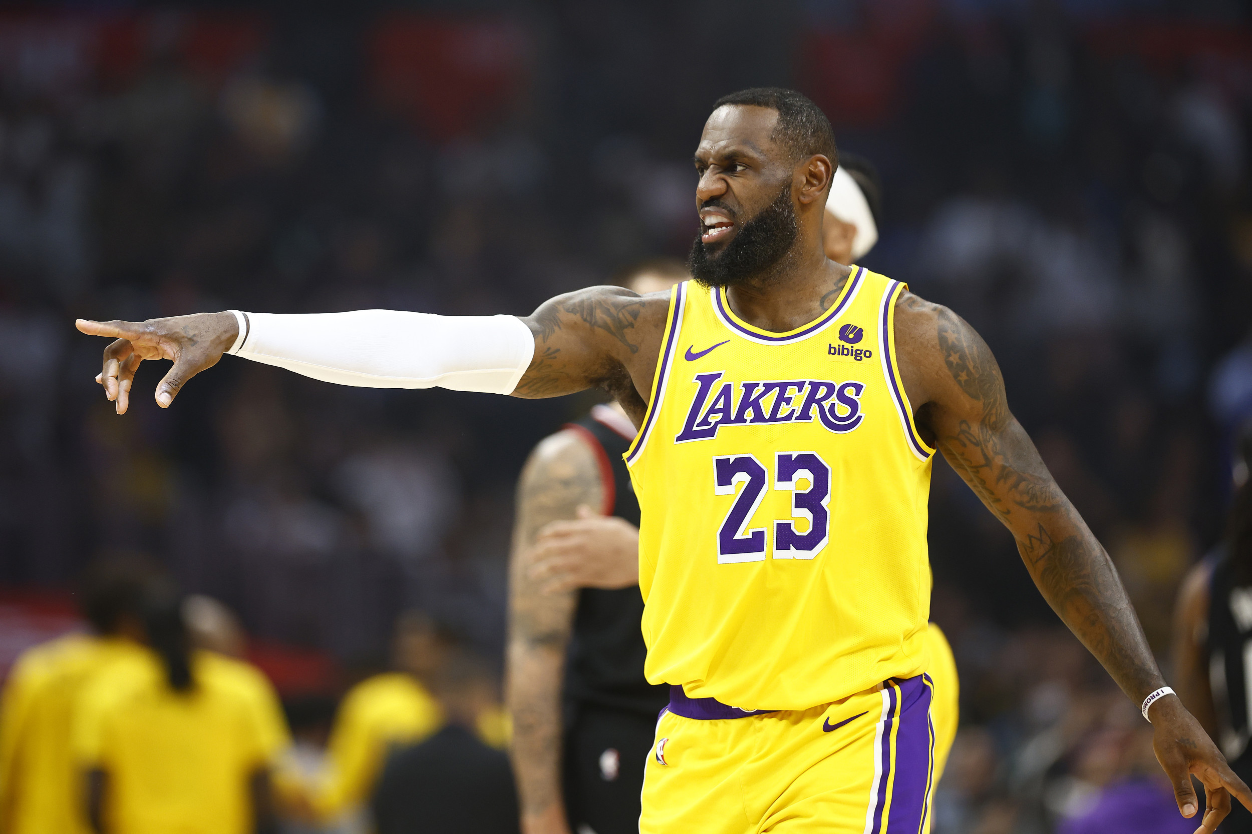 la-lakers-news-lebron-james-overruled-darvin-ham-to-defend-kawhi