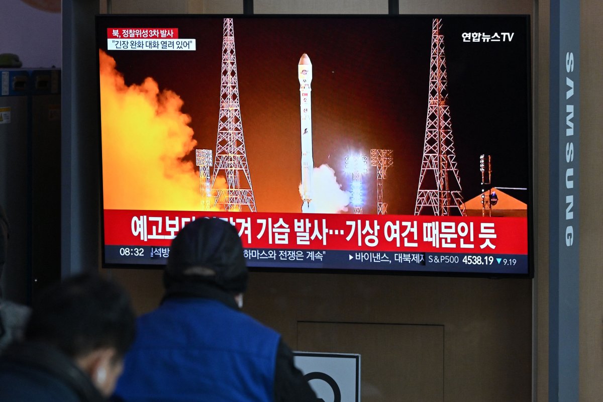 South Koreans Watch Footage of North's Launch