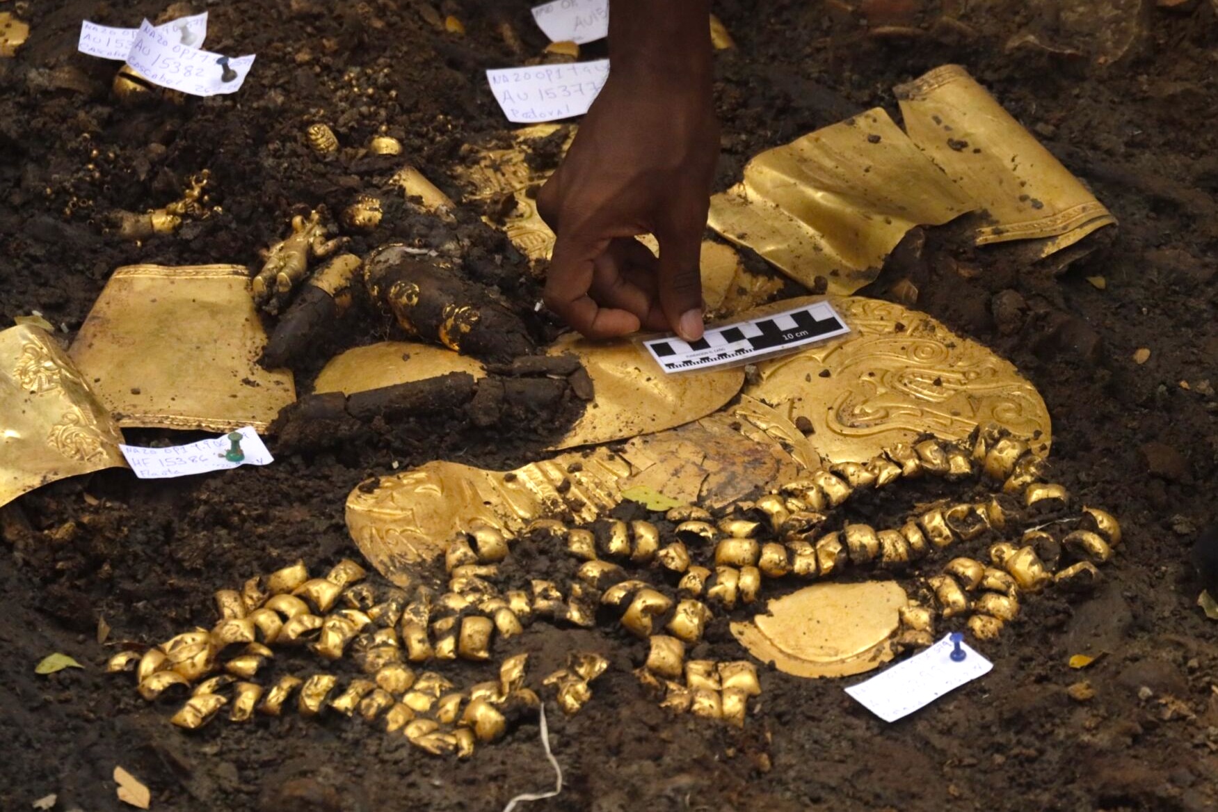 Un ensemble d’or d’une valeur « incalculable » découvert dans la tombe d’un ancien seigneur
