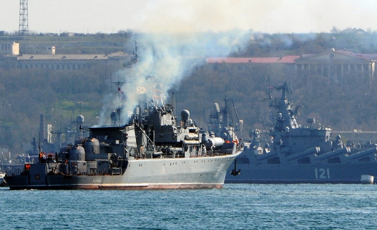 O vídeo mostra um barco patrulha russo sendo explodido após o avanço dos drones marítimos