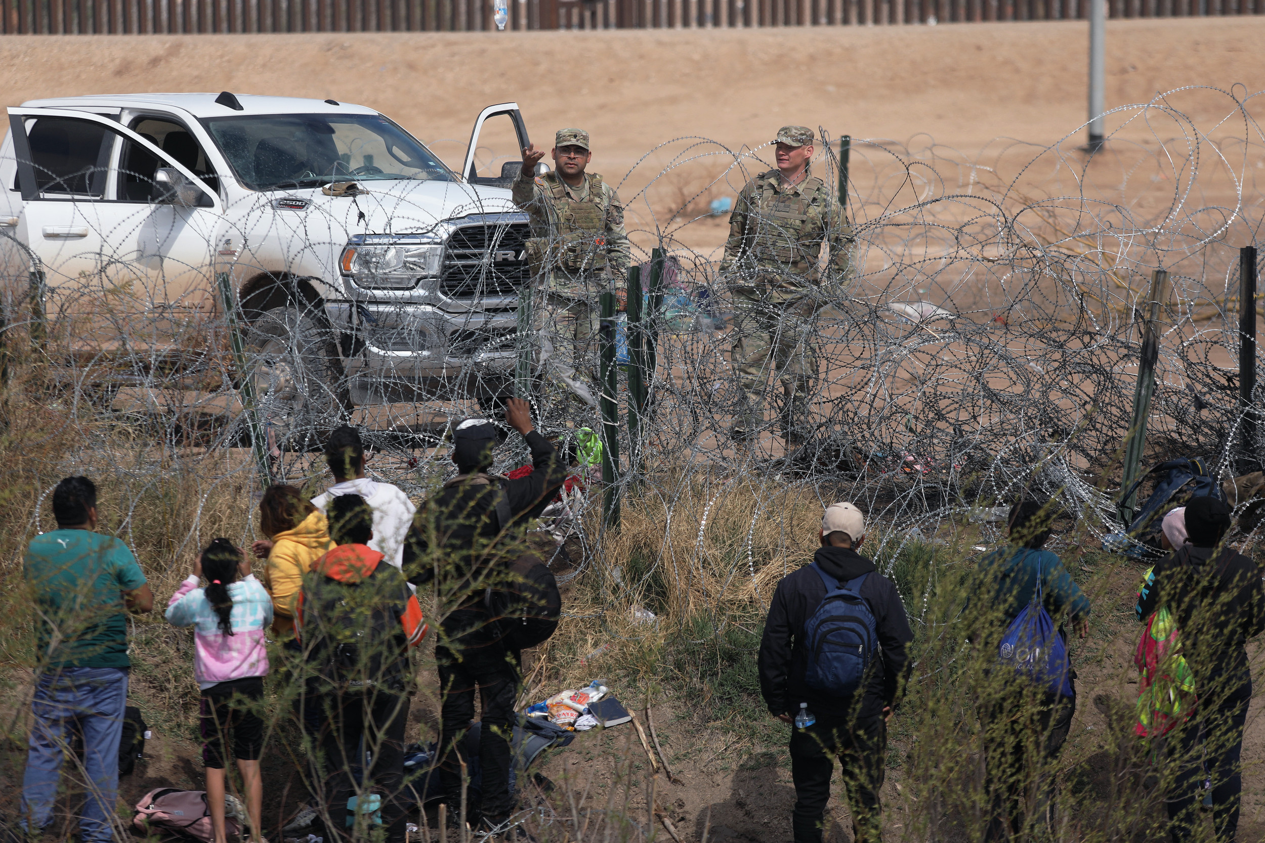 Texas Military Put Up Razor Wire on Private Property at Border - Newsweek