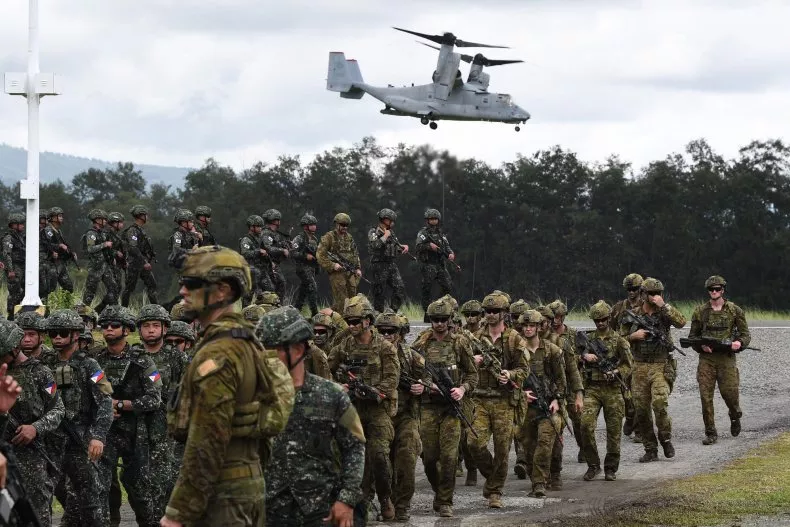 C'est le Début de la Fin - Page 9 Philippine-australian-troops-march-during-drill