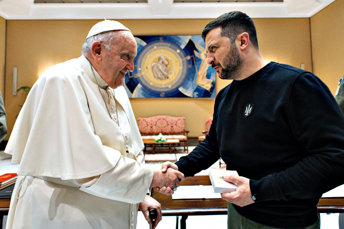 Pope Francis and Ukrainian President Volodymyr Zelensky