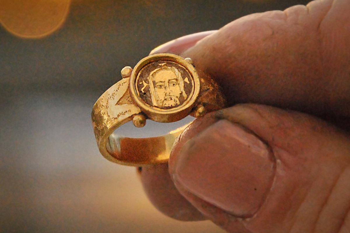 A medieval gold ring found in Sweden