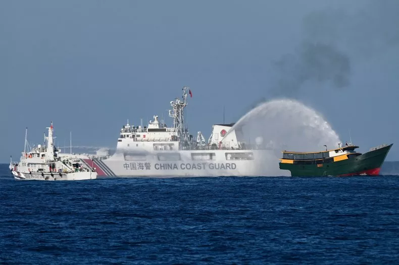Das ist der Anfang vom Ende - Pagina 11 Chinese-coast-guard-fires-water-cannons
