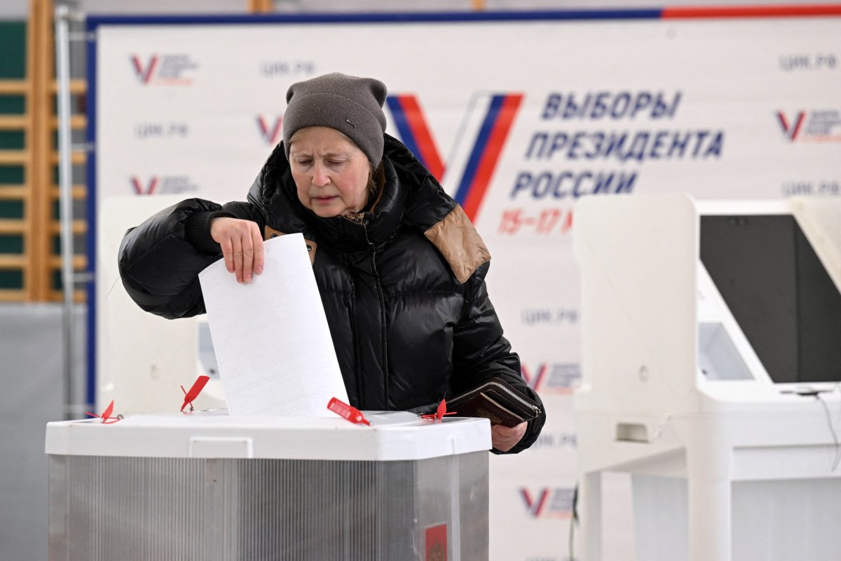 Woman votes in Moscow