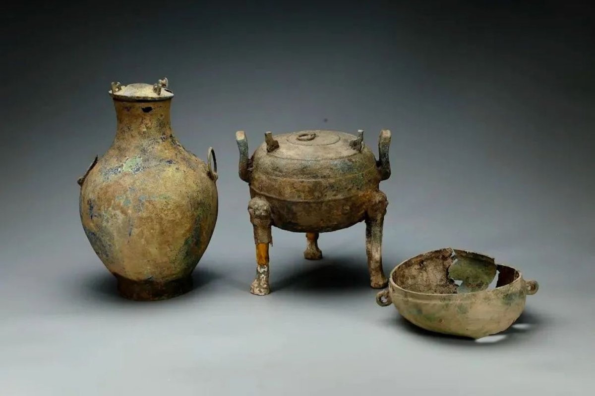 Bronze artifacts unearthed at ancient Chinese cemetery
