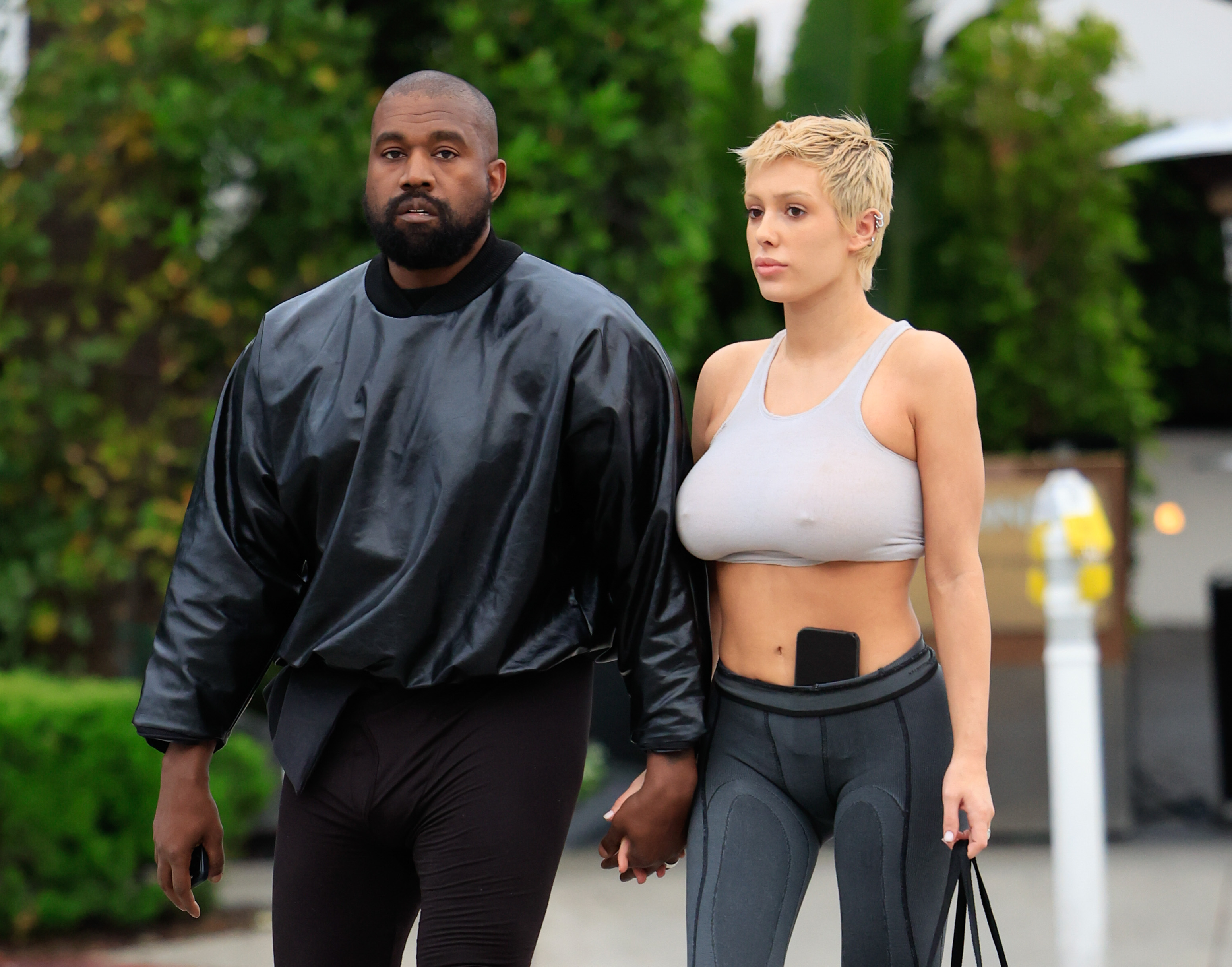 La moglie di Kanye West, Bianca Sensori, indossa una minigonna argentata e un top bikini