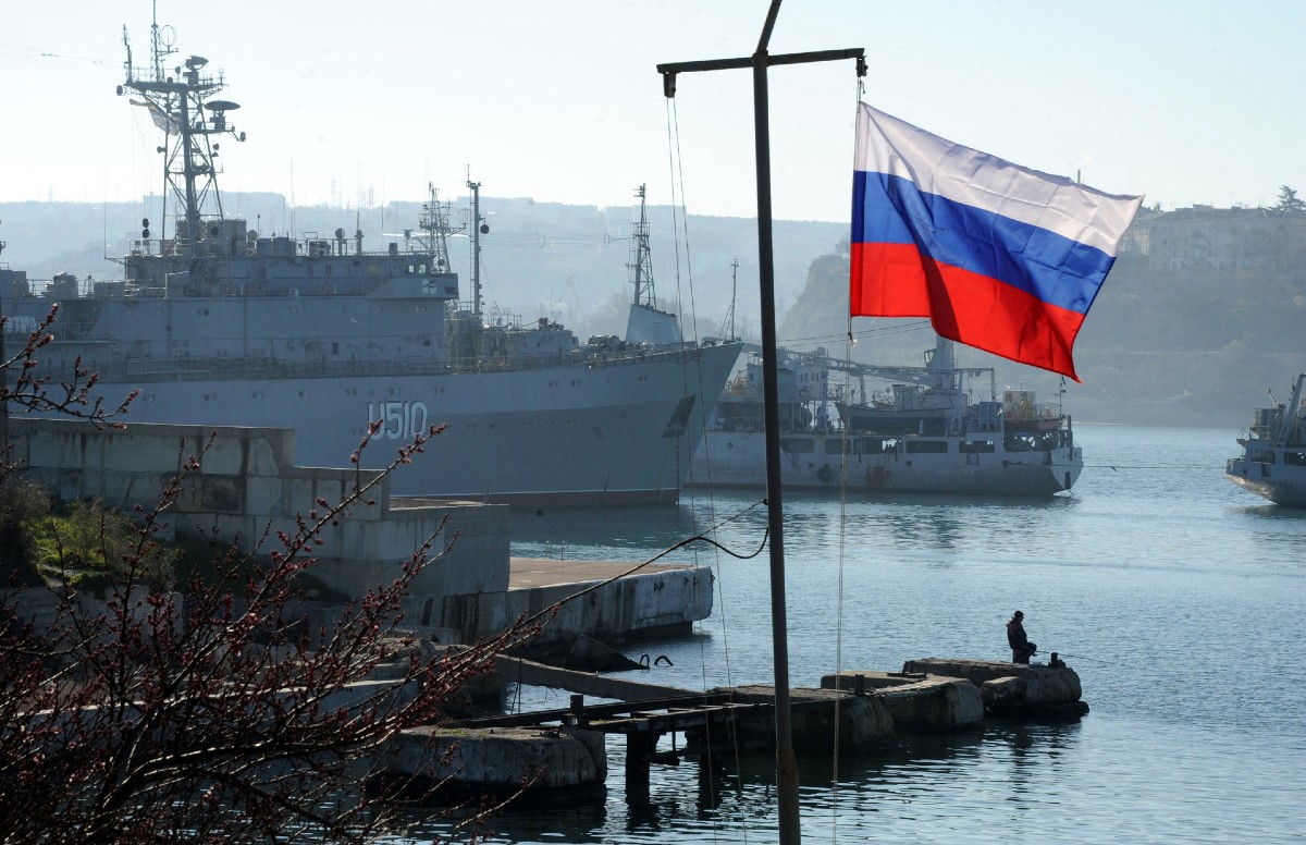 تعرضت سفينتان تابعتان لأسطول البحر الأسود الروسي لضربة “ضخمة” في شبه جزيرة القرم