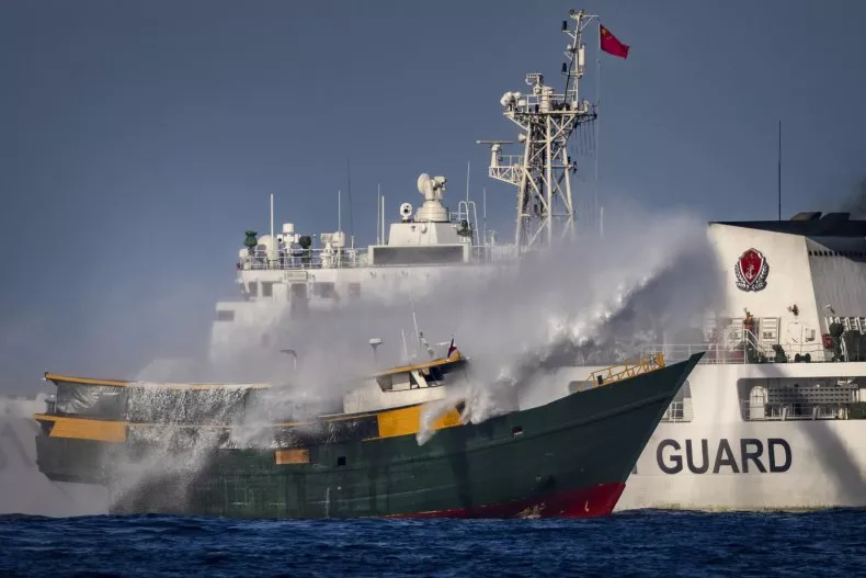 Das ist der Anfang vom Ende - Pagina 11 Chinese-coast-guard-deploys-water-cannon