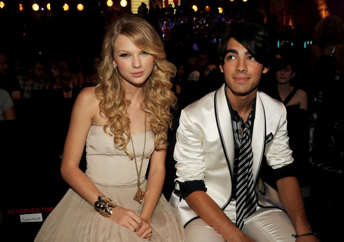 taylor swift and joe jonas sitting together