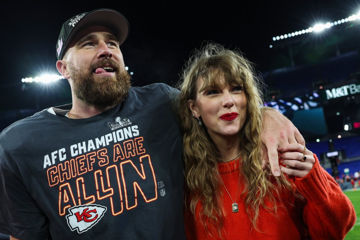 travis kelce and taylor swift at superbowl