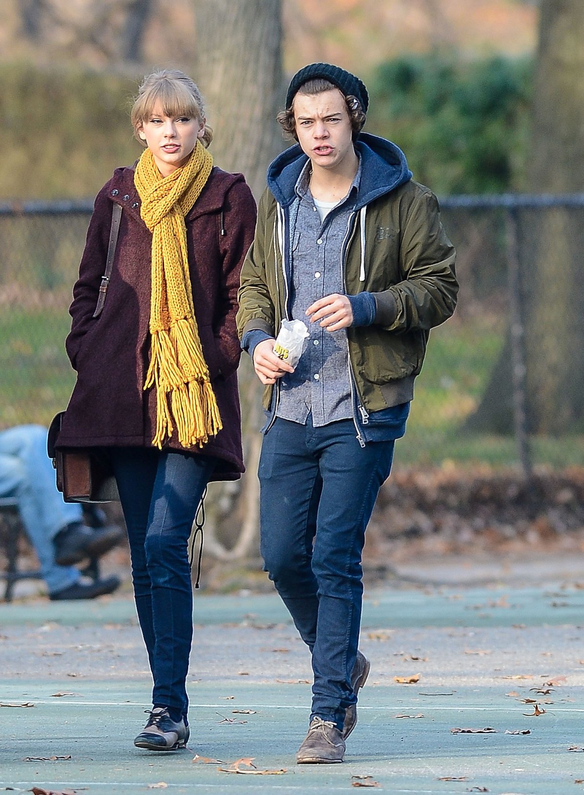 harry style and taylor swift walking