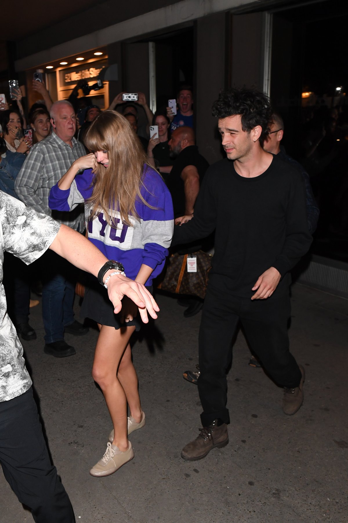 taylor swift and matt healy walking 