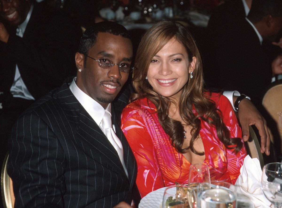 J Lo, blanco de teóricos de la conspiración después del allanamiento de Diddy Homes - Newsweek