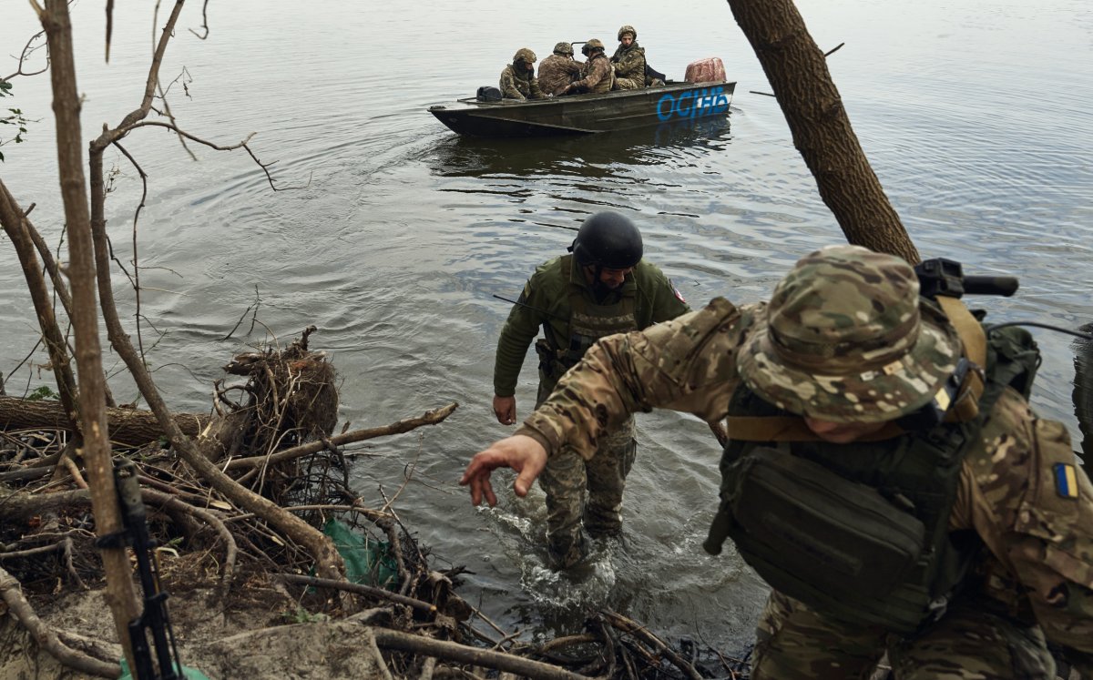 Ukrainian troops on Dnieper River