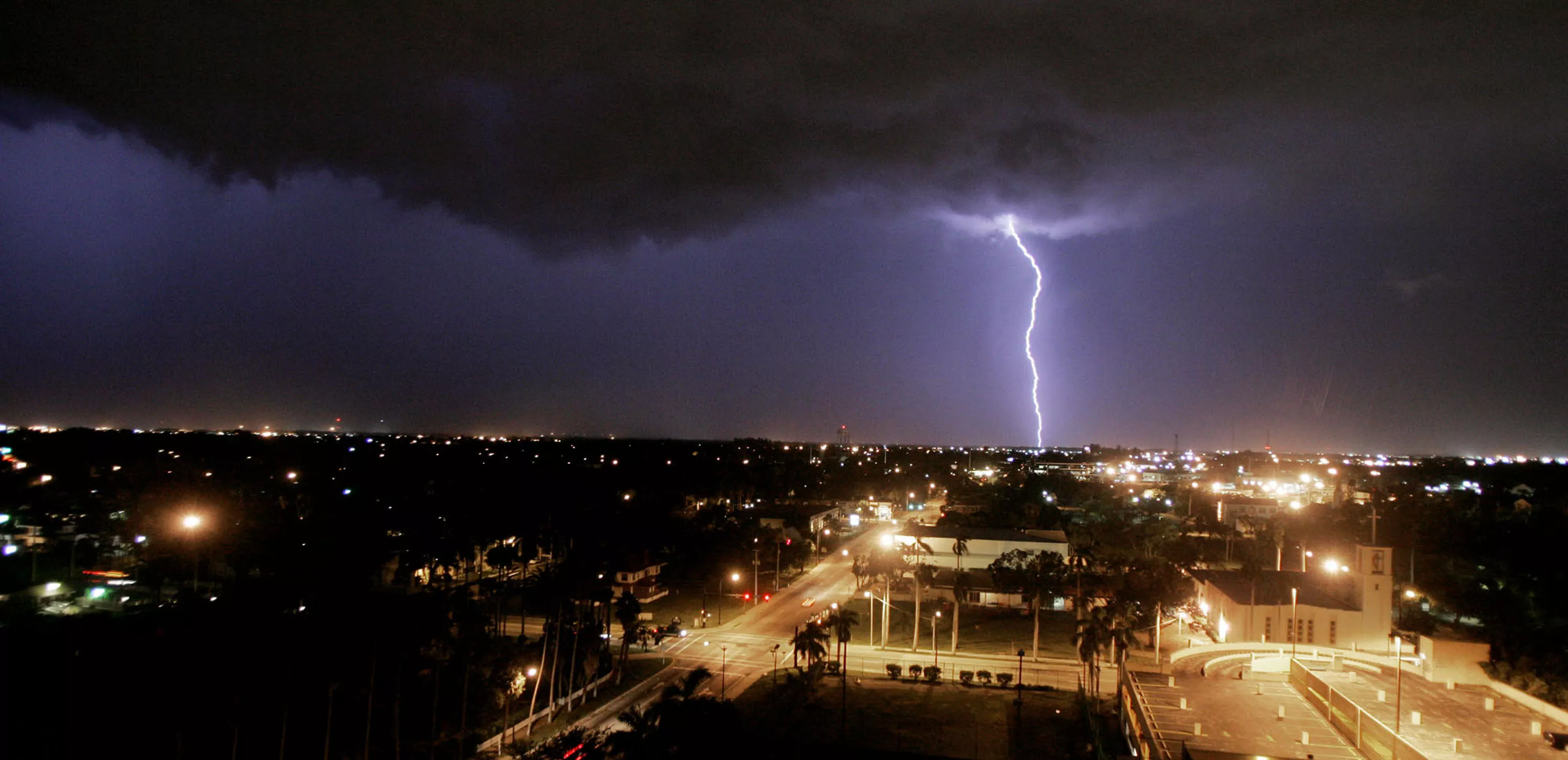 Florida Coast Hit by 4,000 Lightning Strikes in 15 Minutes—'Absolutely Nuts' - Vimarsana News