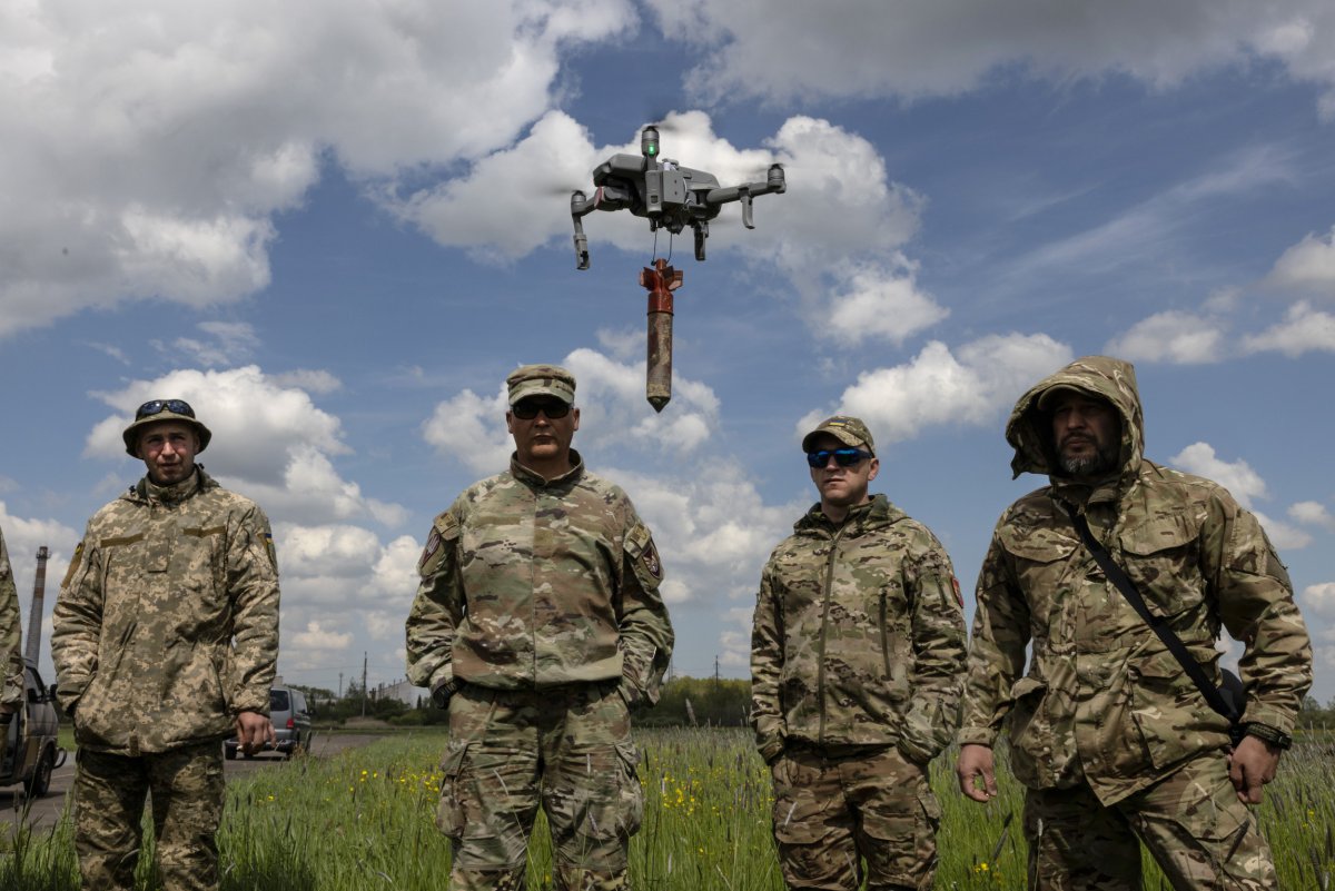 Ukrainian military learn to fly drones 