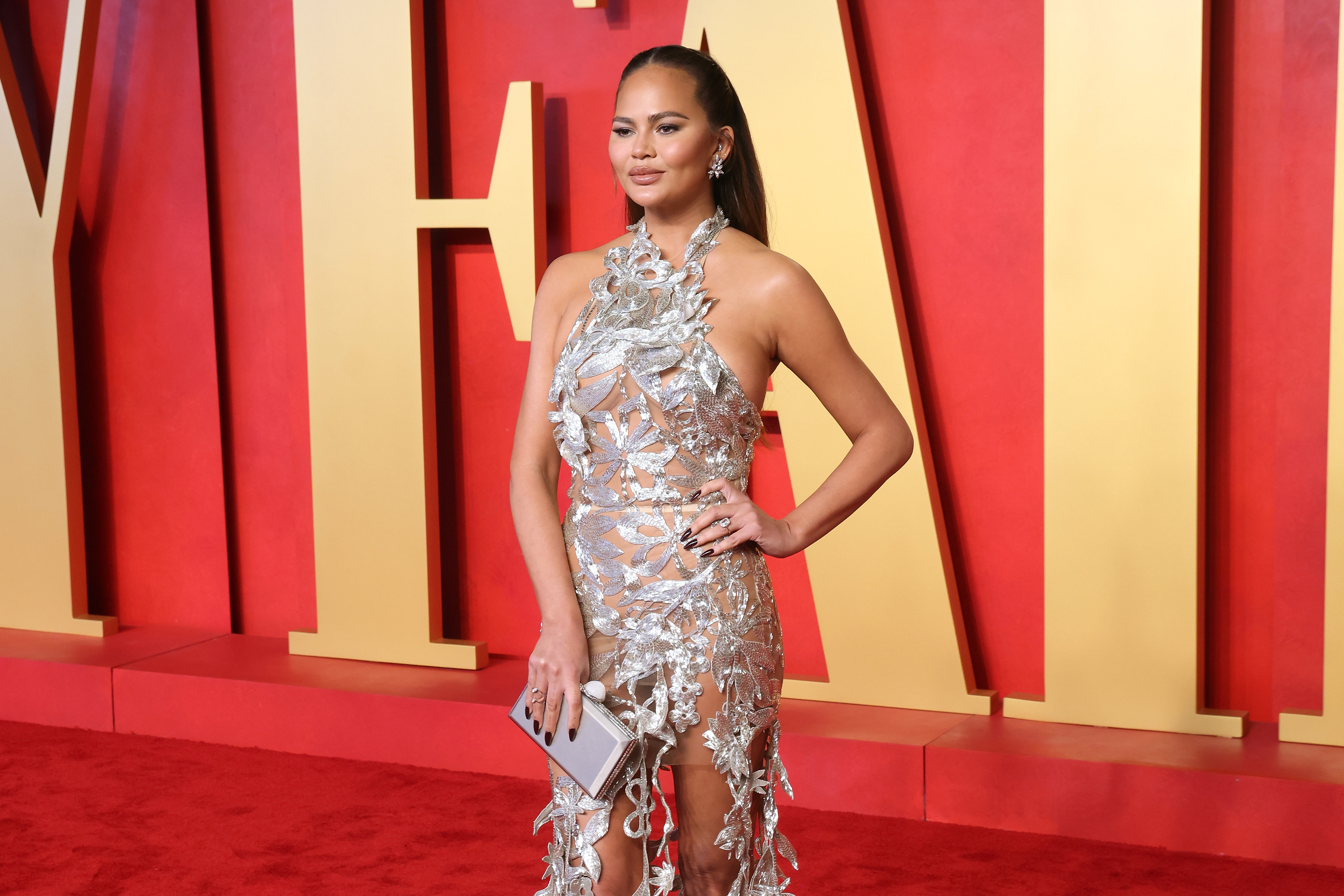 chrissy-teigen-posts-unfiltered-photo-of-mom-body-while-on-vacation