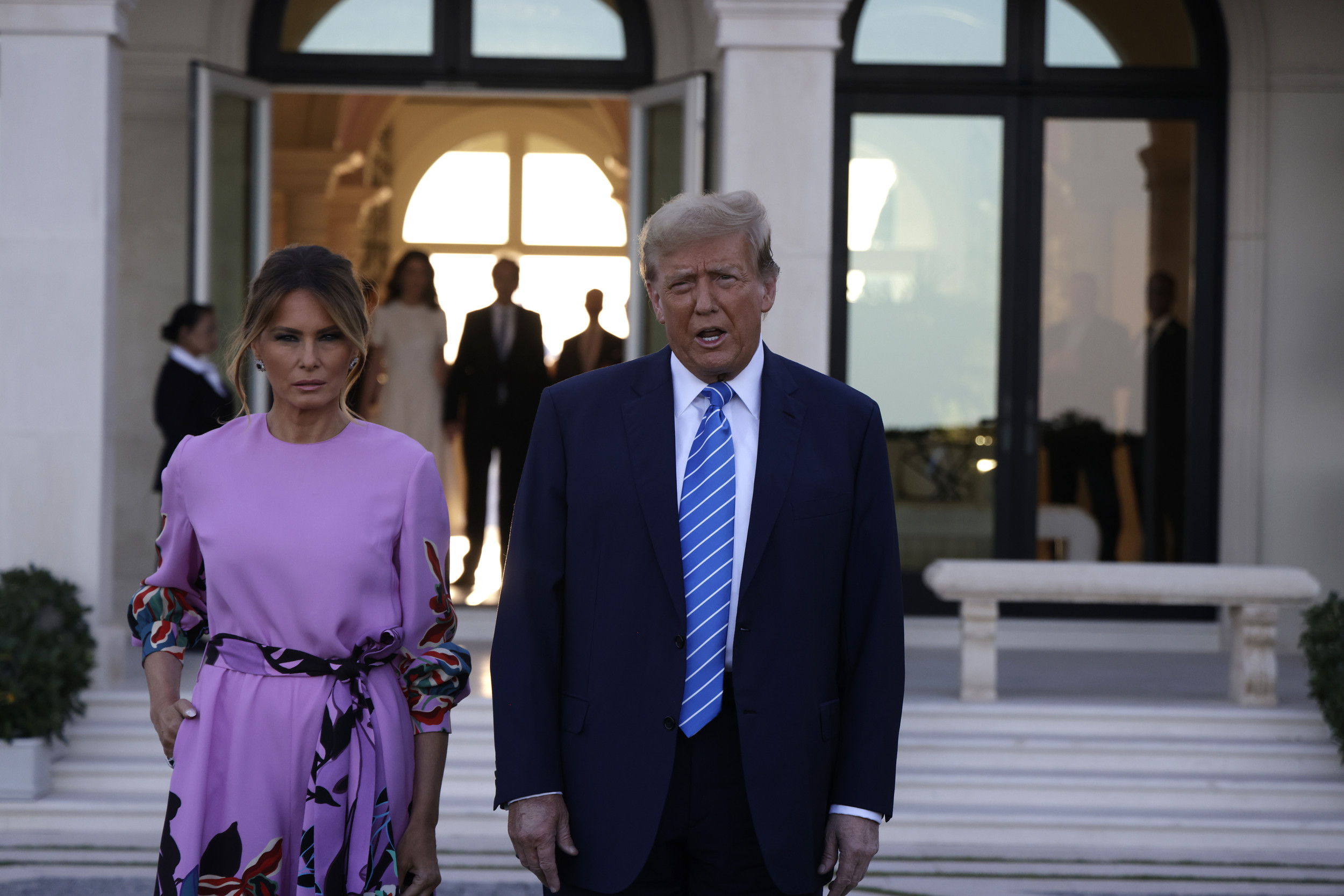 Melania’s appearance with Donald Trump sparks mockery: “Checking the clock”