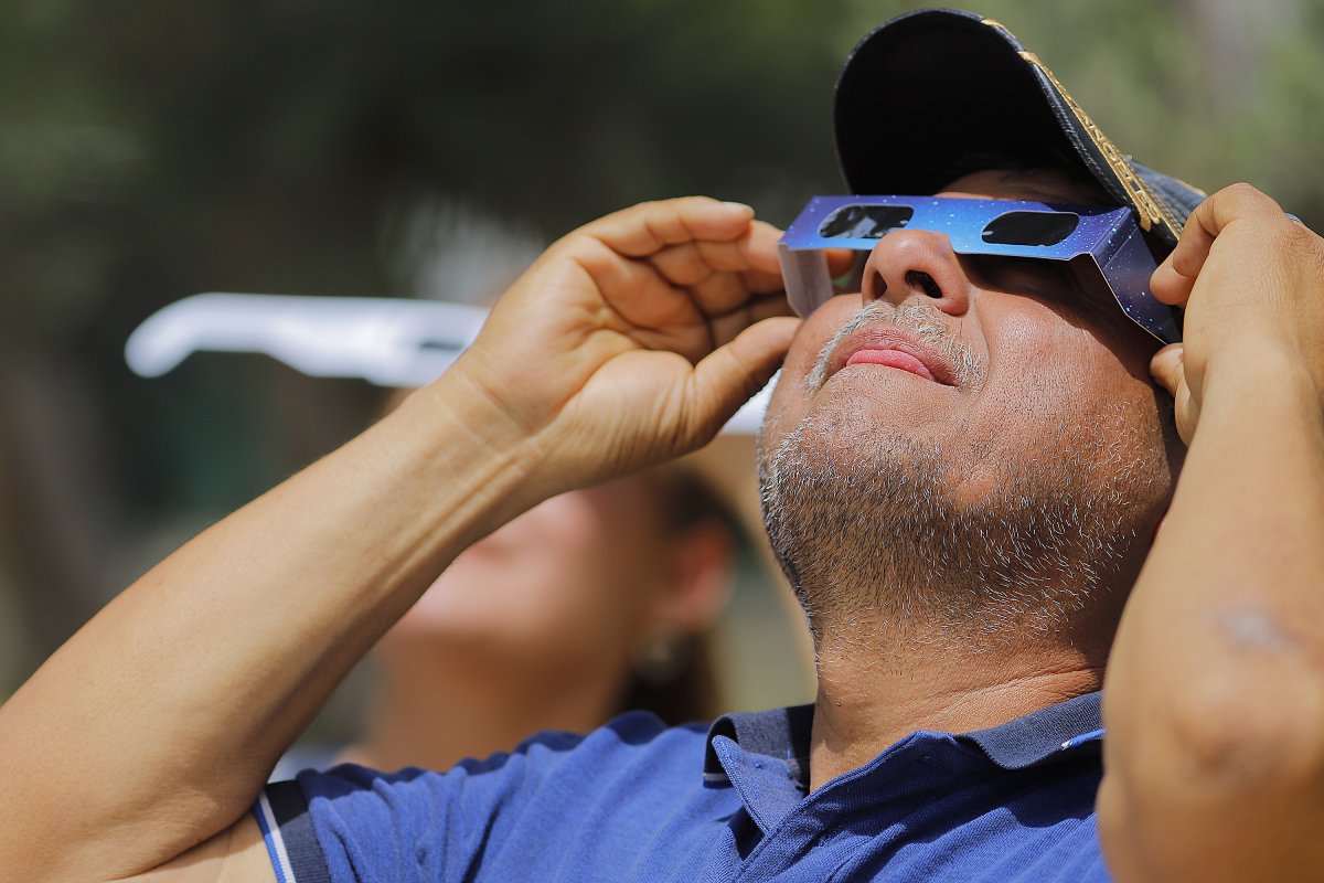 A man wears eclipse glasses in Mexico