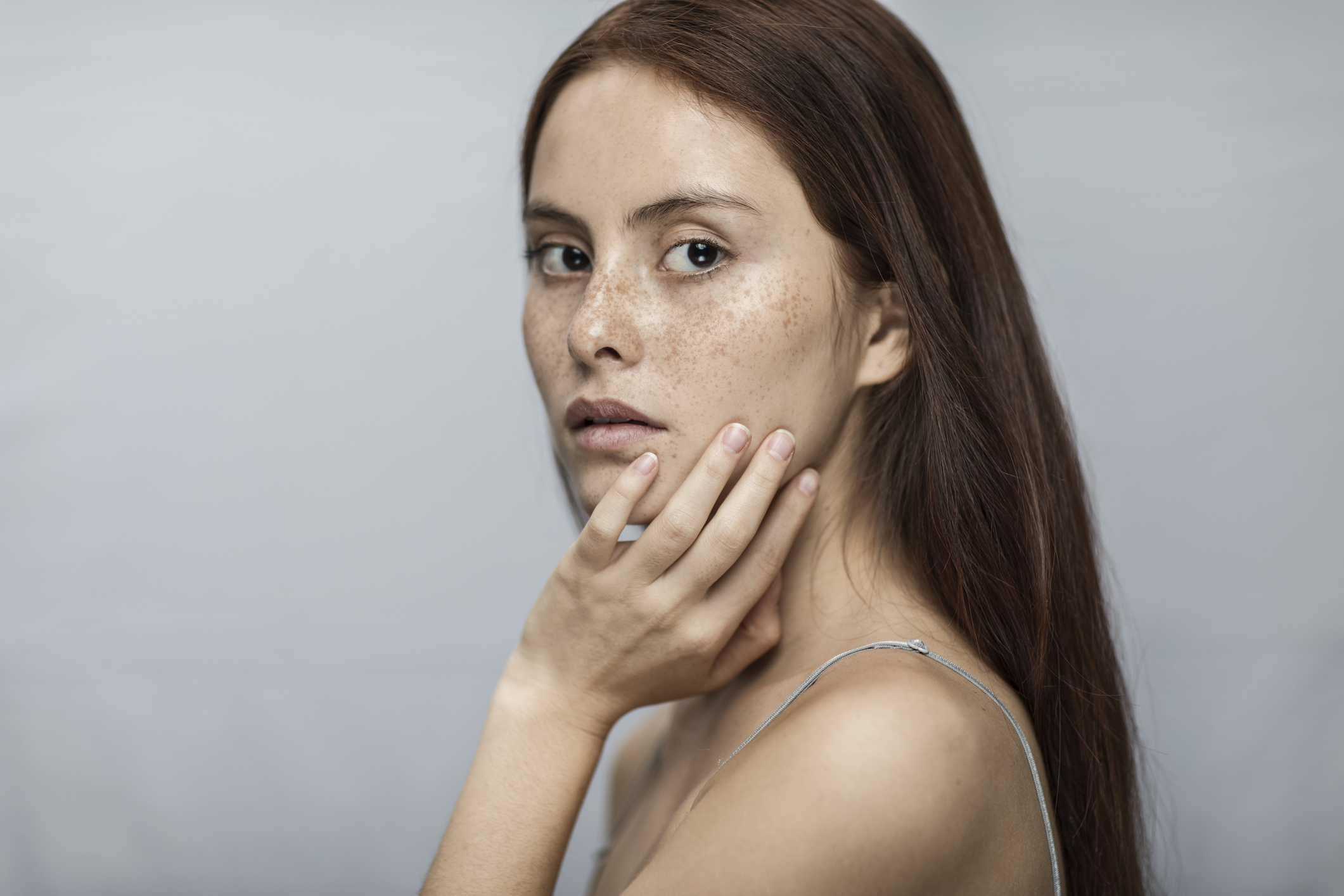 Woman Backed for Applying Fake Freckles Despite Criticism of Beauty Trend Woman Backed for Applying Fake Freckles Despite Criticism of Beauty Trend