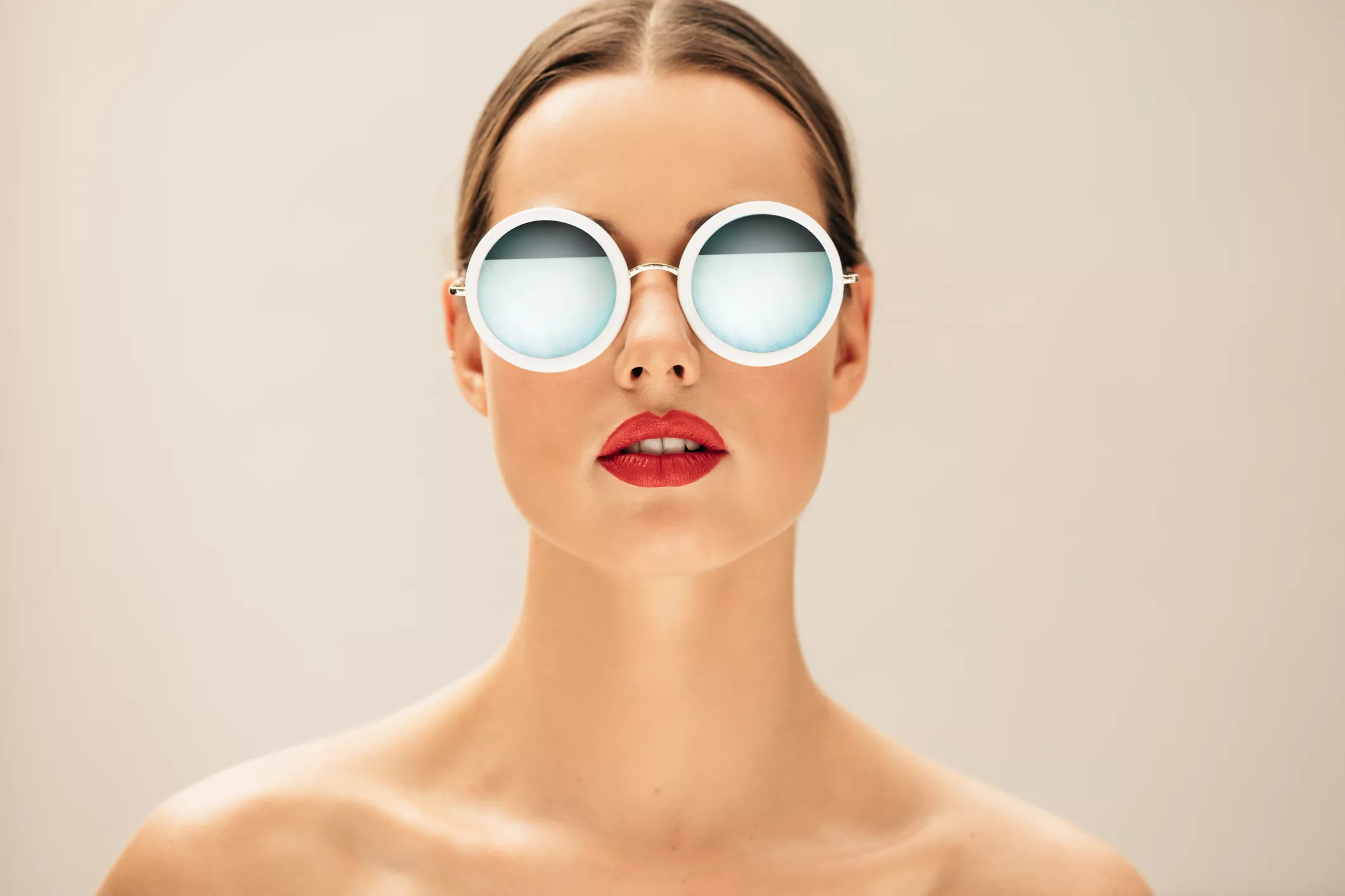 Viral Hack to Stop Sunglasses Ruining Makeup Divides the Internet - Vimarsana News